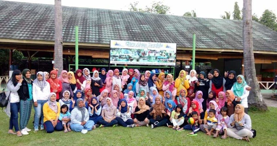 acara keluarga besar di alam terbuka