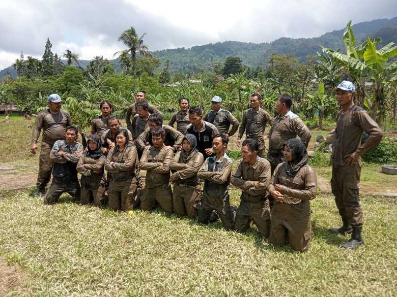 outbound dengan kegiatan menantang di dalam lumpur