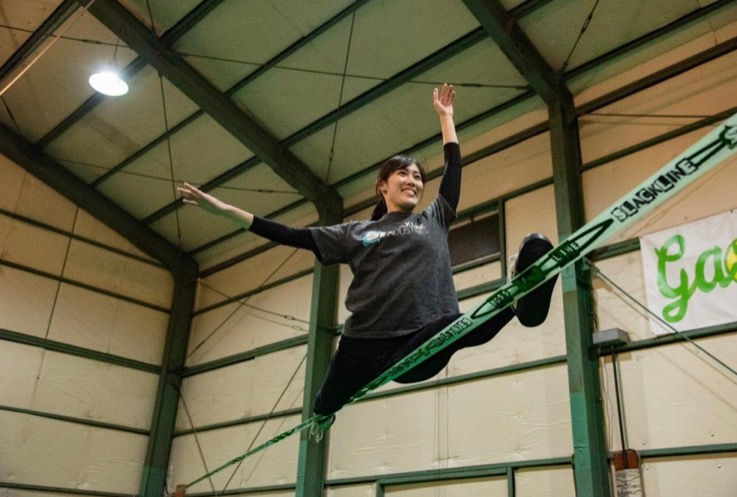 世界でオンリーワンの技を生み出せる!空飛ぶ曲芸師「スラックライン」の正体に迫る【マイナースポーツ特集】記事