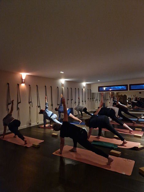 9 élèves en cours de yoga