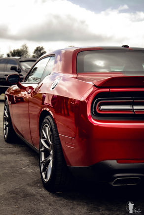 Voiture Dodge Challenger SRT 392 V8. Rouge garée, vue arrière, détails de la carrosserie, Visentin photographie.