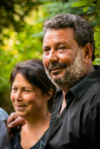 Frère et soeur souriant dans la verdure, portrait familial chaleureux. Visentinphotographie.