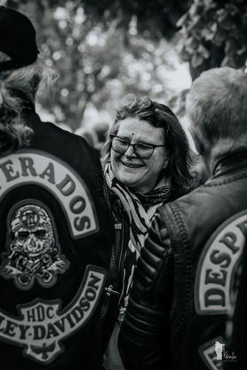 Femme souriante parmi les motards avec Harley Davidson et le texte DESPERADOS. Visentin Photographie, Club Desperados, Harley Davidson, Rumilly.