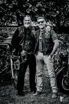 Deux hommes posant ensemble, Harley Davidson, veste en cuir, photo Visentin Photographie, Club Desperados, Harley Davidson, Rumilly..