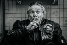 Homme avec un doigt sur la bouche, geste de silence. Visentin Photographie, Club Desperados, Troyes..