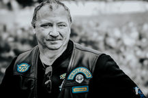Homme portant un gilet en cuir, patchs et texte. Visentin Photographie, Club Desperados, Harley Davidson, Rumilly..