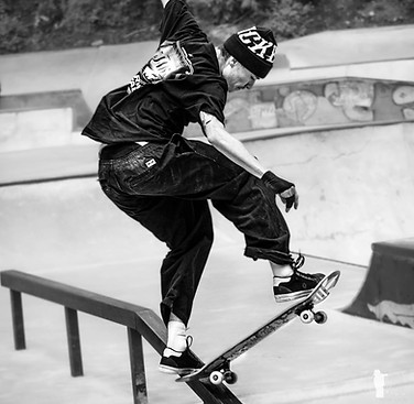 Skateboarder sur une rampe effectuant une figure. Visentin Photographie, action à l'extérieur. Visentin Photographie, Chambéry, en Savoie.