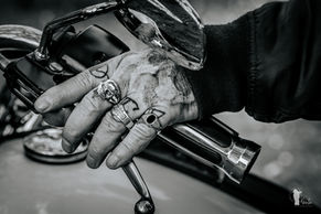 Main sur guidon de moto, avec des bagues et tatouages, Visentin Photographie, Club Desperados, Harley Davidson, Rumilly..