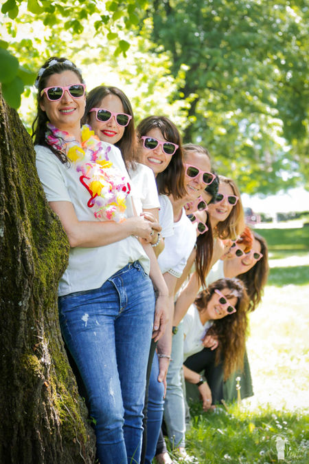 Groupe de jeunes femmes souriantes, lunettes de soleil, dans la nature, EVJF, Visentin photographie. Annecy, Haute Savoie.