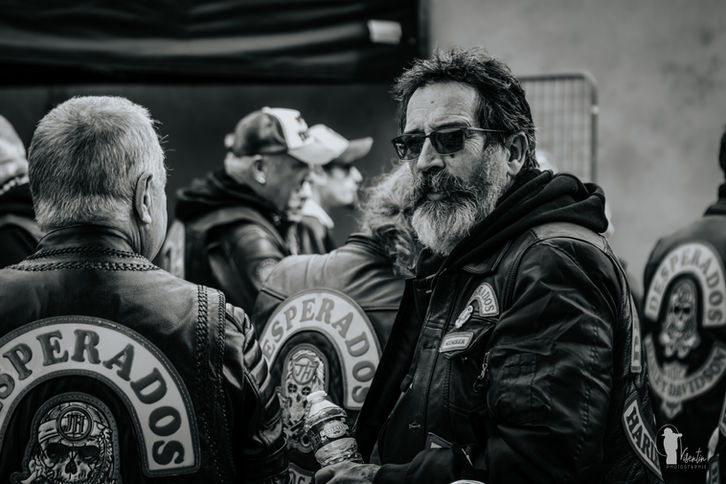 Motards discutent, patchs Desperados sur leurs vestes en cuir, ambiance sombre, Visentin Photographie, Club Desperados, Harley Davidson, Rumilly..