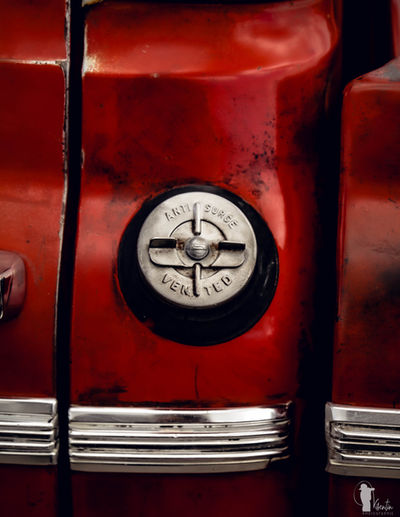 Gros plan sur un emblème de voiture vintage, texte 'Century'. Visentinphotographie.