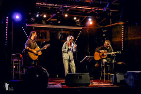 Trois musiciens sur scène avec leurs guitares, concert, Visentin Photographie. Brin de Zinc, Saint Alban Leysse, Savoie. Miss Soury, Amaury Faivre.