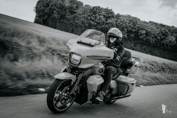 Motocycliste sur Harley Davidson sur la route, avec paysage flou Visentin Photographie, Club Desperados, Harley Davidson, Rumilly.