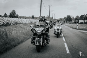 Plusieurs motards sur motos Harley Davidson roulant sur une route, Visentin Photographie, Club Desperados, Harley Davidson, Rumilly..