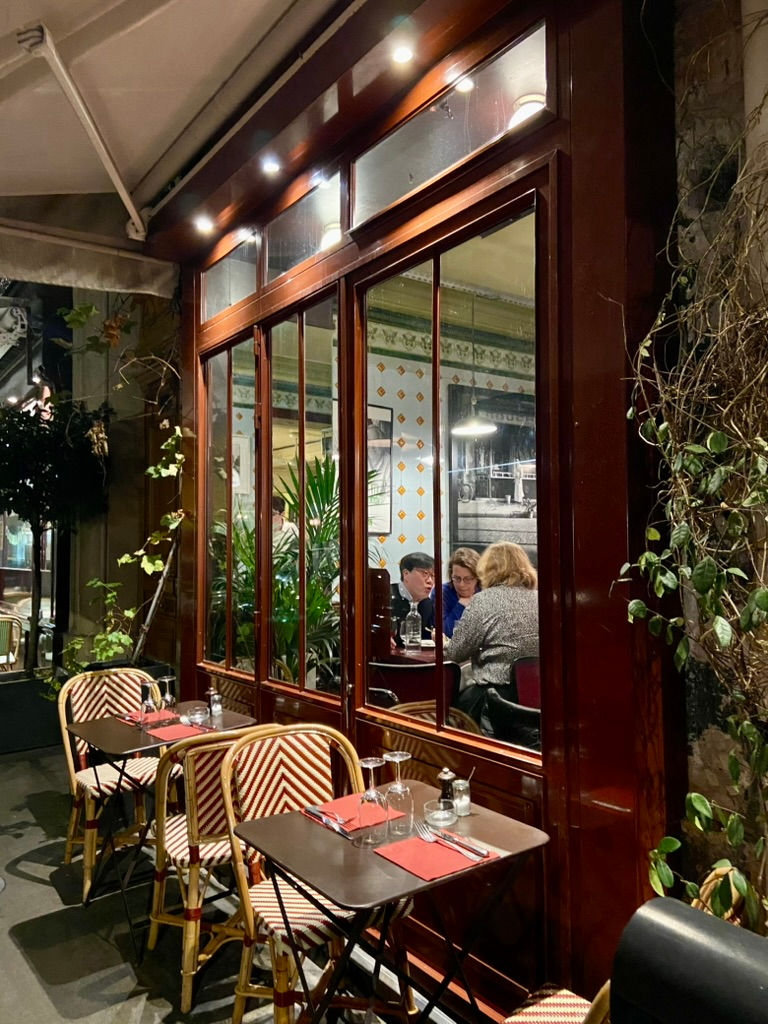 Mesas externas do Bistrot Paul Bert em Paris