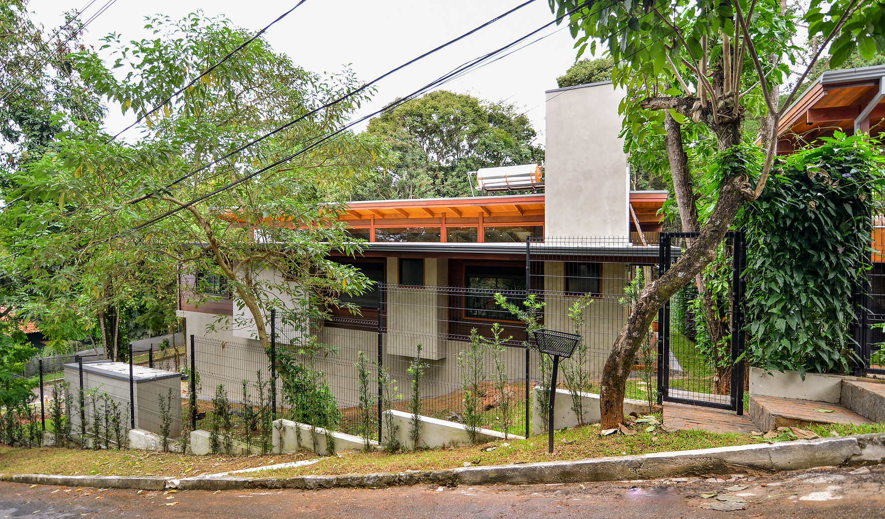 fachada frontal de casa em madeira