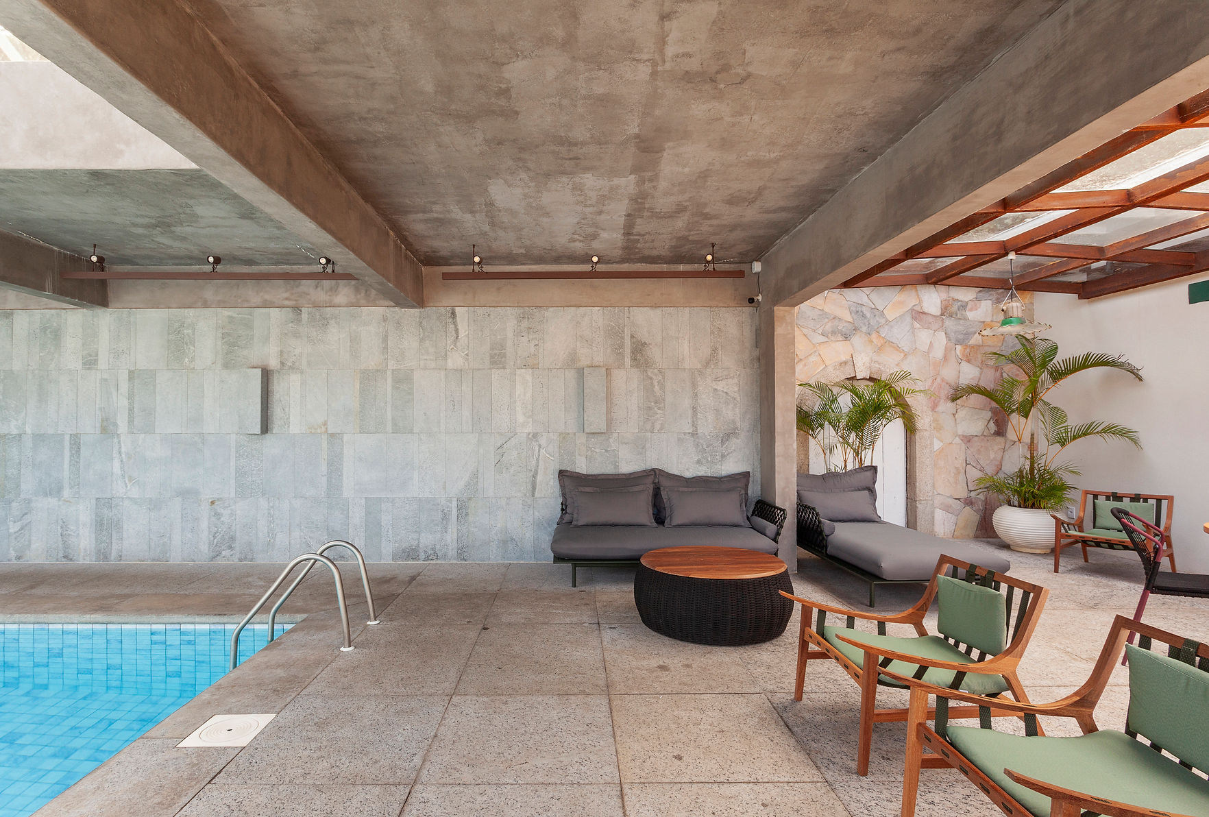 piscina com revestimento em pedra sabão