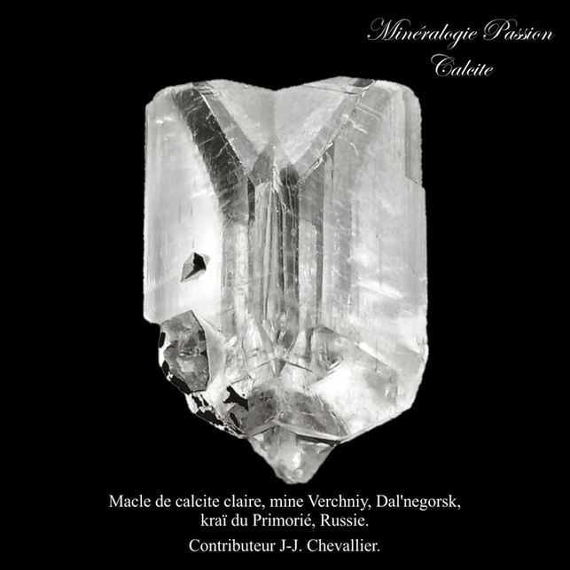 Macle de calcite claire, mine Verchniy, Dal'negorsk, kraï du Primorié, Russie.