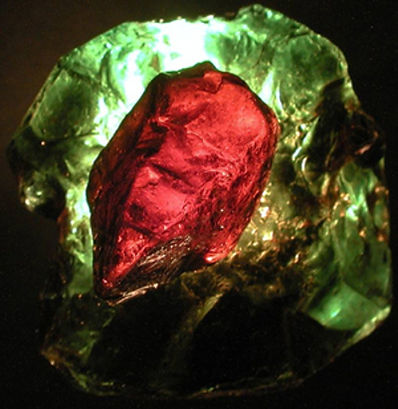 Cristaux de tourmaline superposés démontrant l’effet Usambara