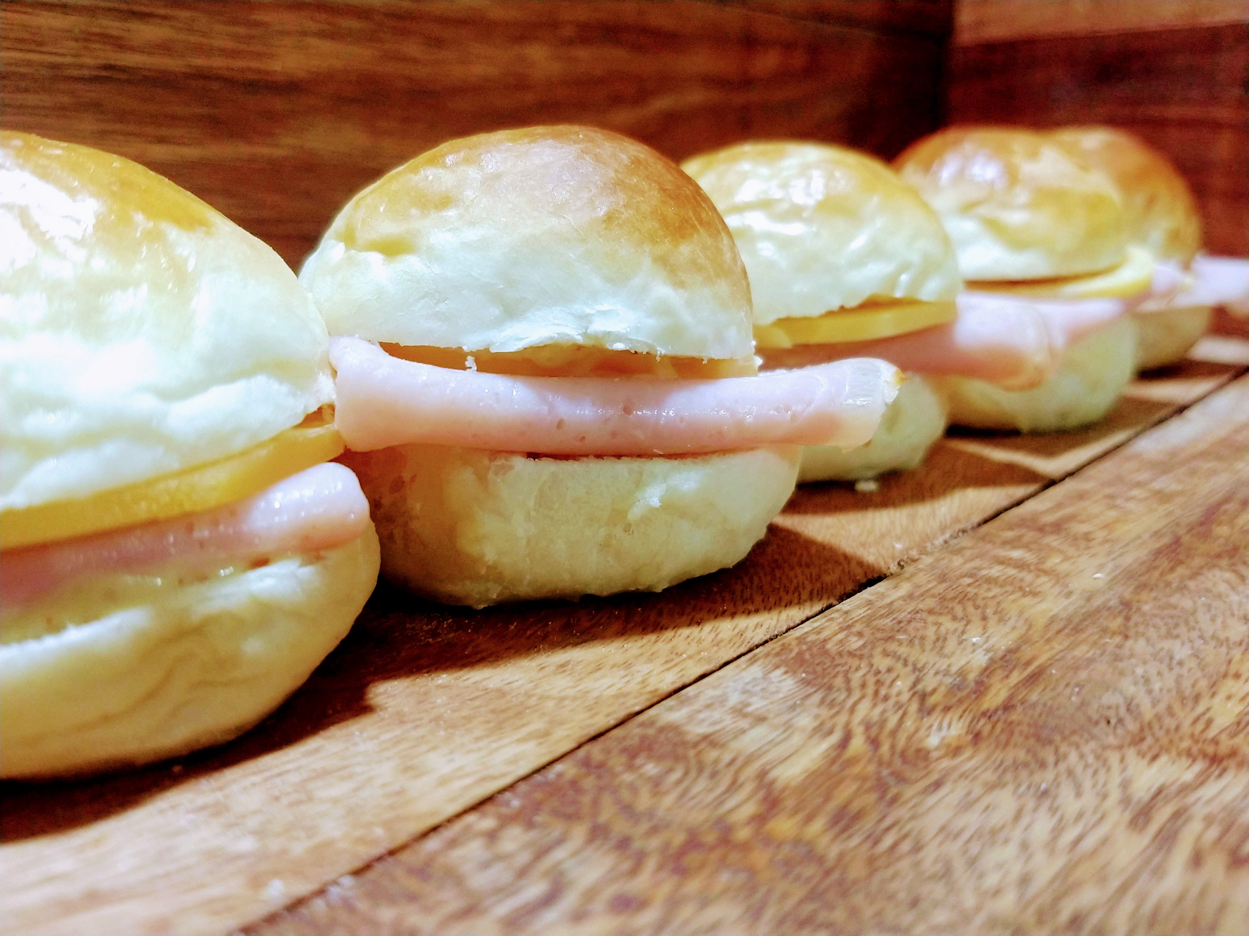 BRIOCHE DE LOMITO AHUMADO Y QUESO HOLANDA x 15 un.