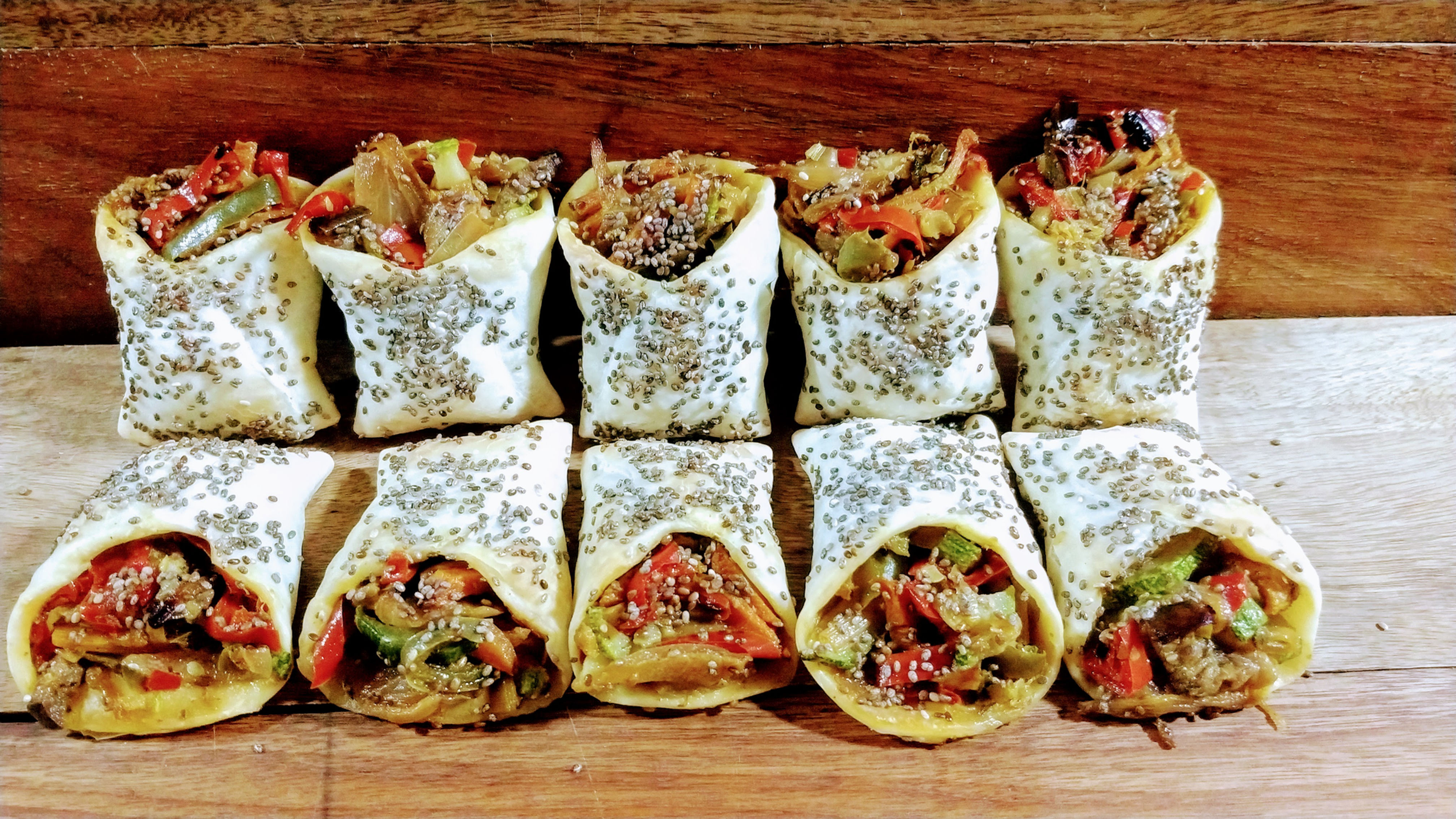 Conitos rellenos de vegetales al Wok