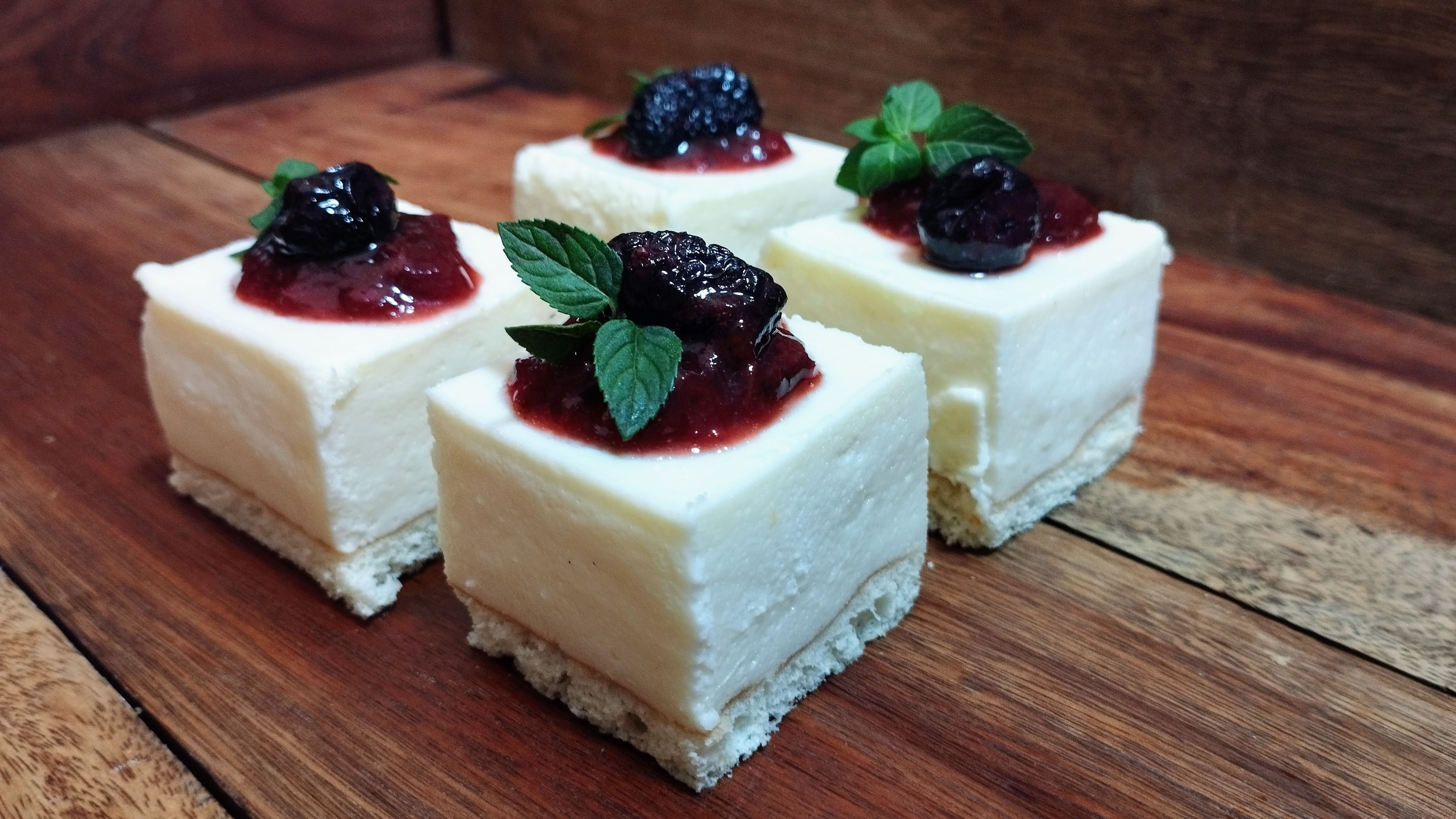 Finger Food Dulce Cheesecake con Frutos Rojos X 15 un.