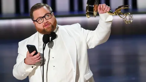 Paul Walter Hauser hace mención de luchadores en su discurso en los Emmy