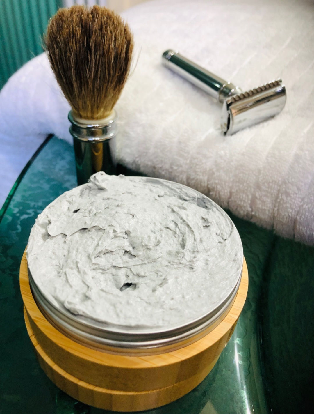 Slick lather shaving cream with kaolin clay and charcoal for smooth shave