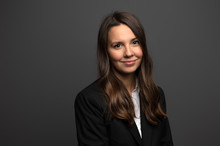 Profesionalni portret s blagim osmijehom i opuštenom pozi