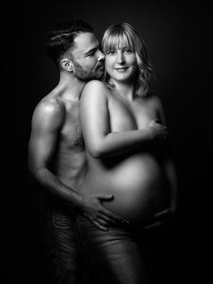 Trudnica u zagreljaju sa suprugom na fotografiranju