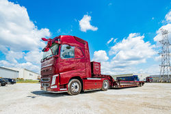 青空が美しい、株式会社 山幸運輸が所有するトラック