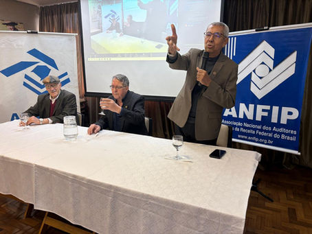 PRESIDENTE DA ANFIP NACIONAL CONVERSA COM ASSOCIADOS NO RS 
