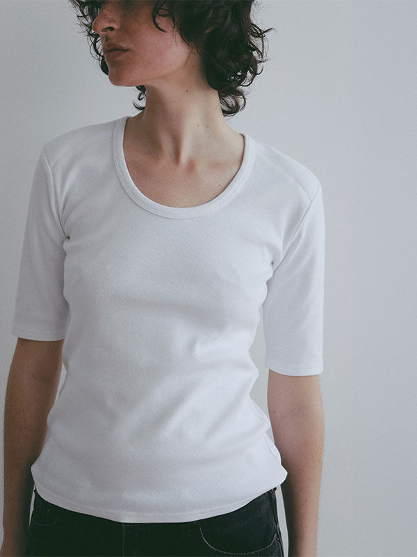 サムネイル： ボールドショルダーUネックTee（ETRE TOKYO）