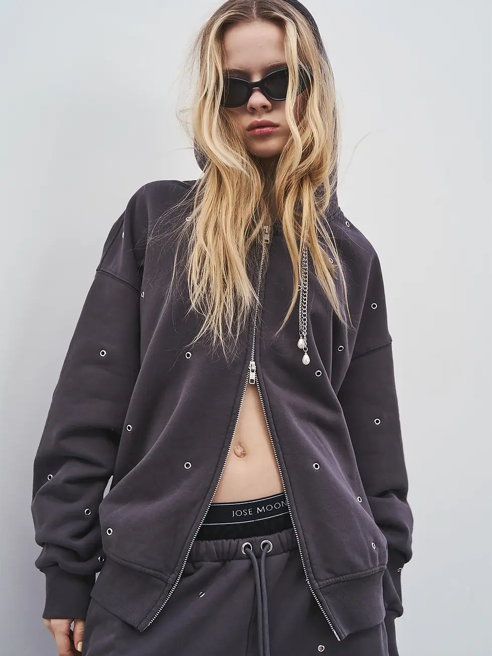 サムネイル： EYELET OVER HOODIE（JOSE MOON）