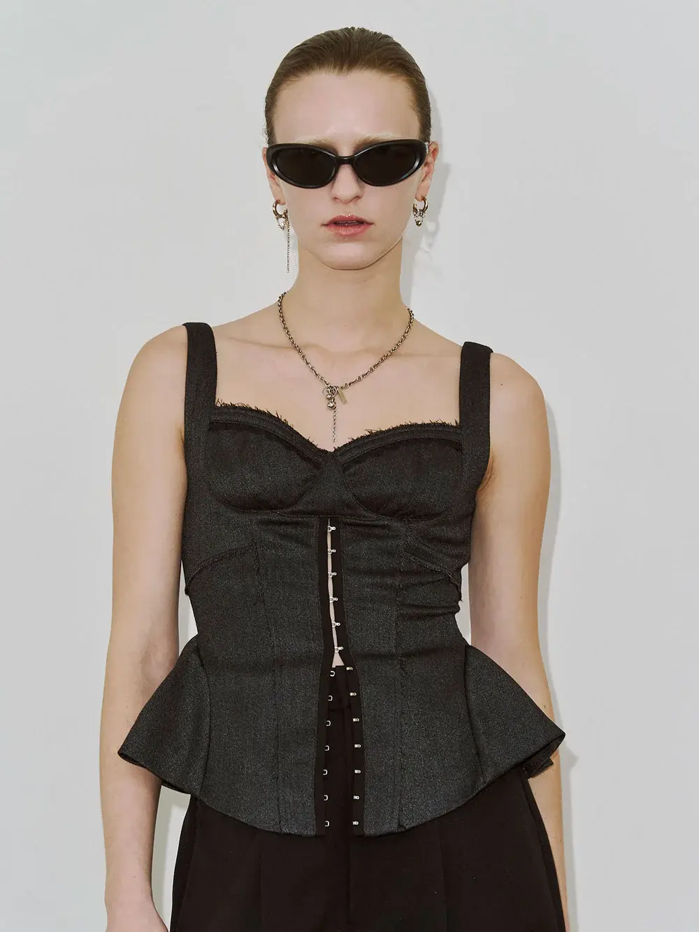 INSIDE BUSTIER（JOSE MOON）