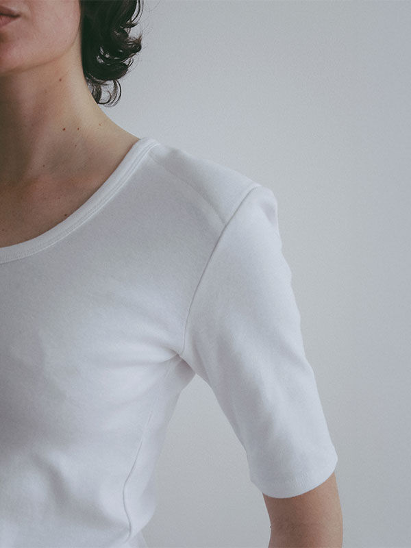 サムネイル： ボールドショルダーUネックTee（ETRE TOKYO）