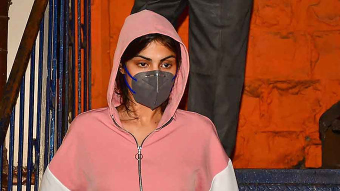 Sushant's sister's seeking quashing of an FIR : Rhea chakraborty asks to Bombay High Court to dismiss petition of Sushant's sister's.
