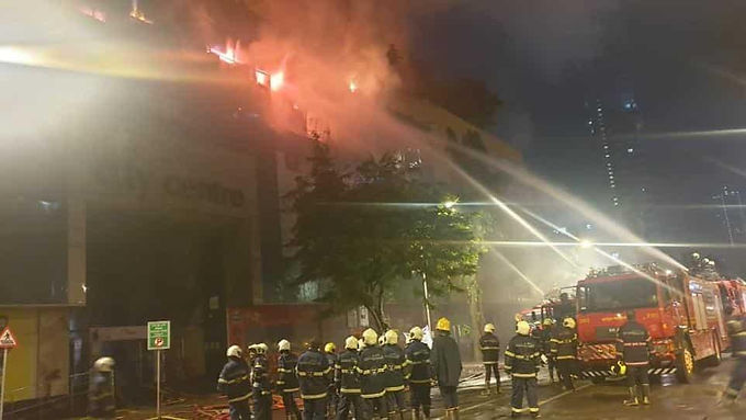 12 hours on, 250 Mumbai firefighters struggle to put out blaze at city mall