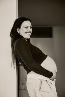 pregnancy shoot Amsterdam home sessions natural light