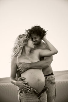 Op een perfecte zomerse avond mocht ik mijn lieve vriendin Simone en haar vriend fotografen op het strand van Bloemendaal. Toen zwanger van haar tweeling. Zwangerschapsfotografie Haarlem analoog tweeling man en vrouw sexy zwangerschapsfotografie