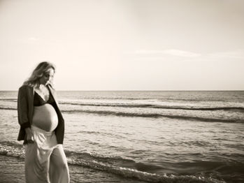 Op een perfecte zomerse avond mocht ik mijn lieve vriendin Simone fotografen op het strand van Bloemendaal. Toen zwanger van haar tweeling. Zwangerschapsfotografie Haarlem zwart wit tweeling