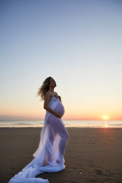 Op een perfecte zomerse avond mocht ik mijn lieve vriendin Simone en haar vriend fotografen op het strand van Bloemendaal. Toen zwanger van haar tweeling. Zwangerschapsfotografie Haarlem analoog tweeling vrouw sexy zwangerschapsfotografie