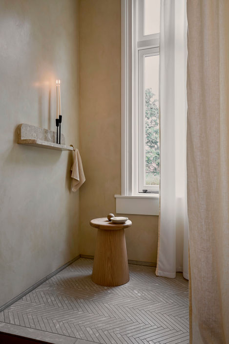 prachtige zachte beige badkamer met vintage details interieur design fotografie