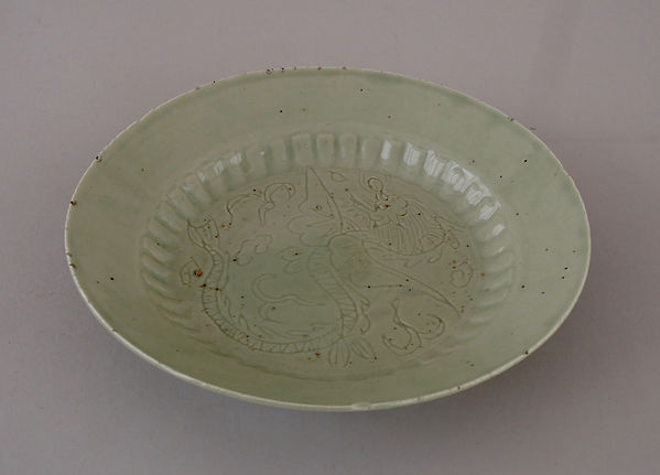 中国陶磁器の青磁飛龍文盤, Celadon dish
