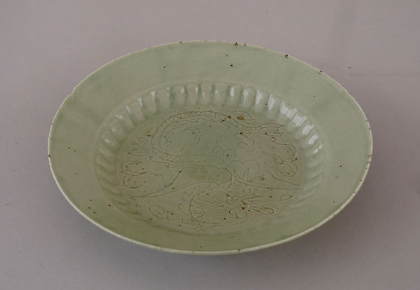 中国陶磁器の青磁飛龍文盤, Celadon dish