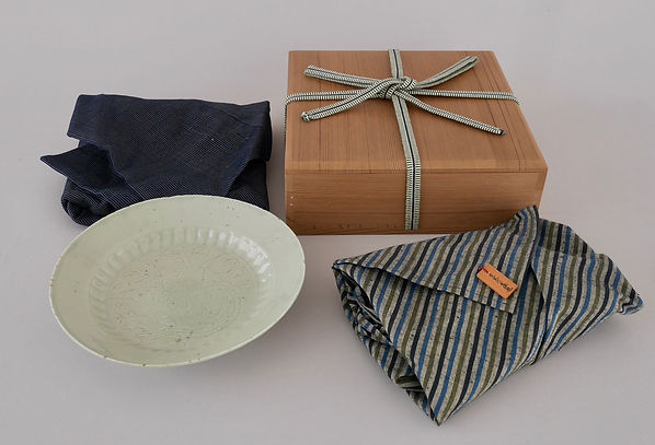 中国陶磁器の青磁飛龍文盤, Celadon dish