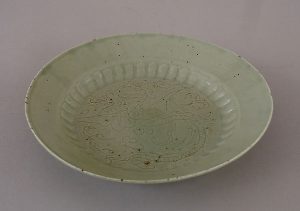 中国陶磁器の青磁飛龍文盤, Celadon dish