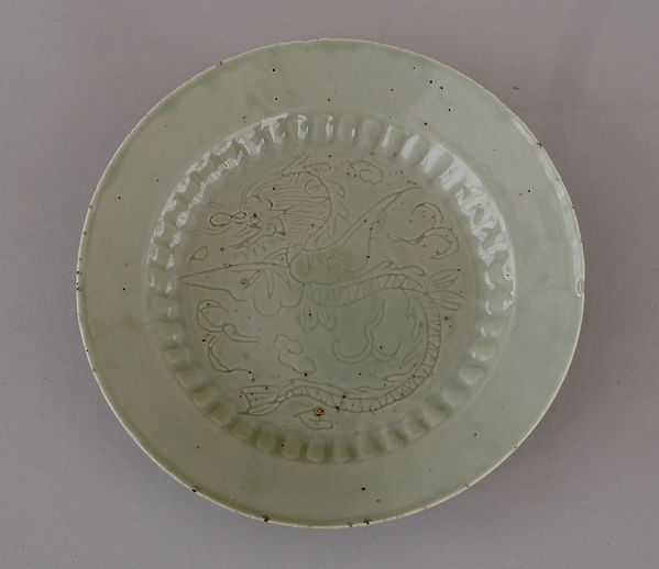 中国陶磁器の青磁飛龍文盤, Celadon dish