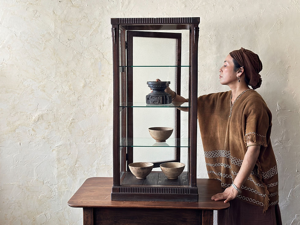 サムネイル： Japan antique wooden showcase