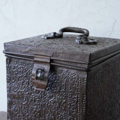 インド 銅製 打ち出し細工 収納box | TABULE アジアのアンティーク家具